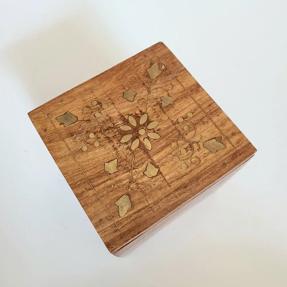 Vintage wooden trinket /jewelry box with brass floral inlay. - Picture 4 of 10